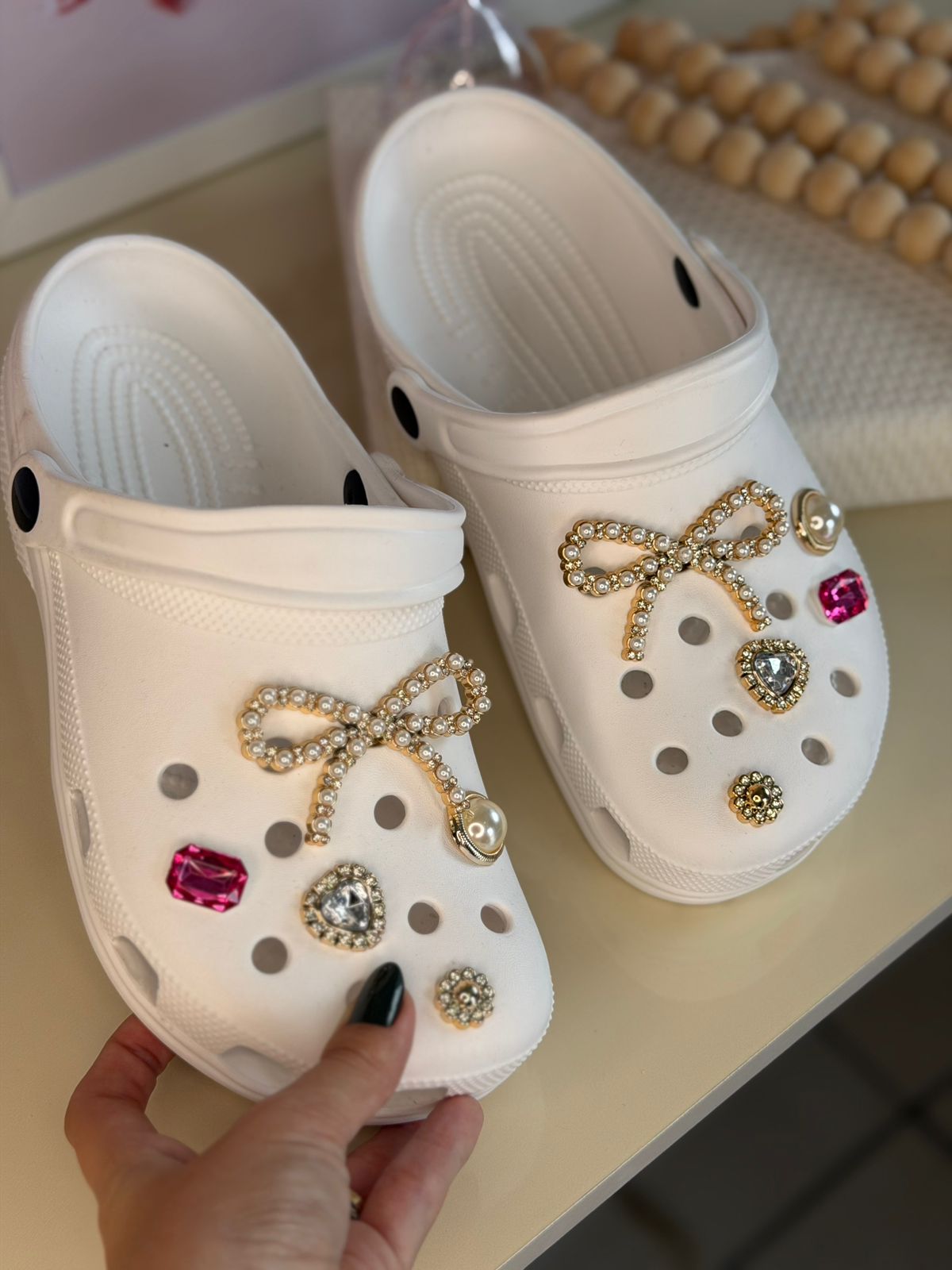Crocs branco com laço de pérolas e charms decorativos