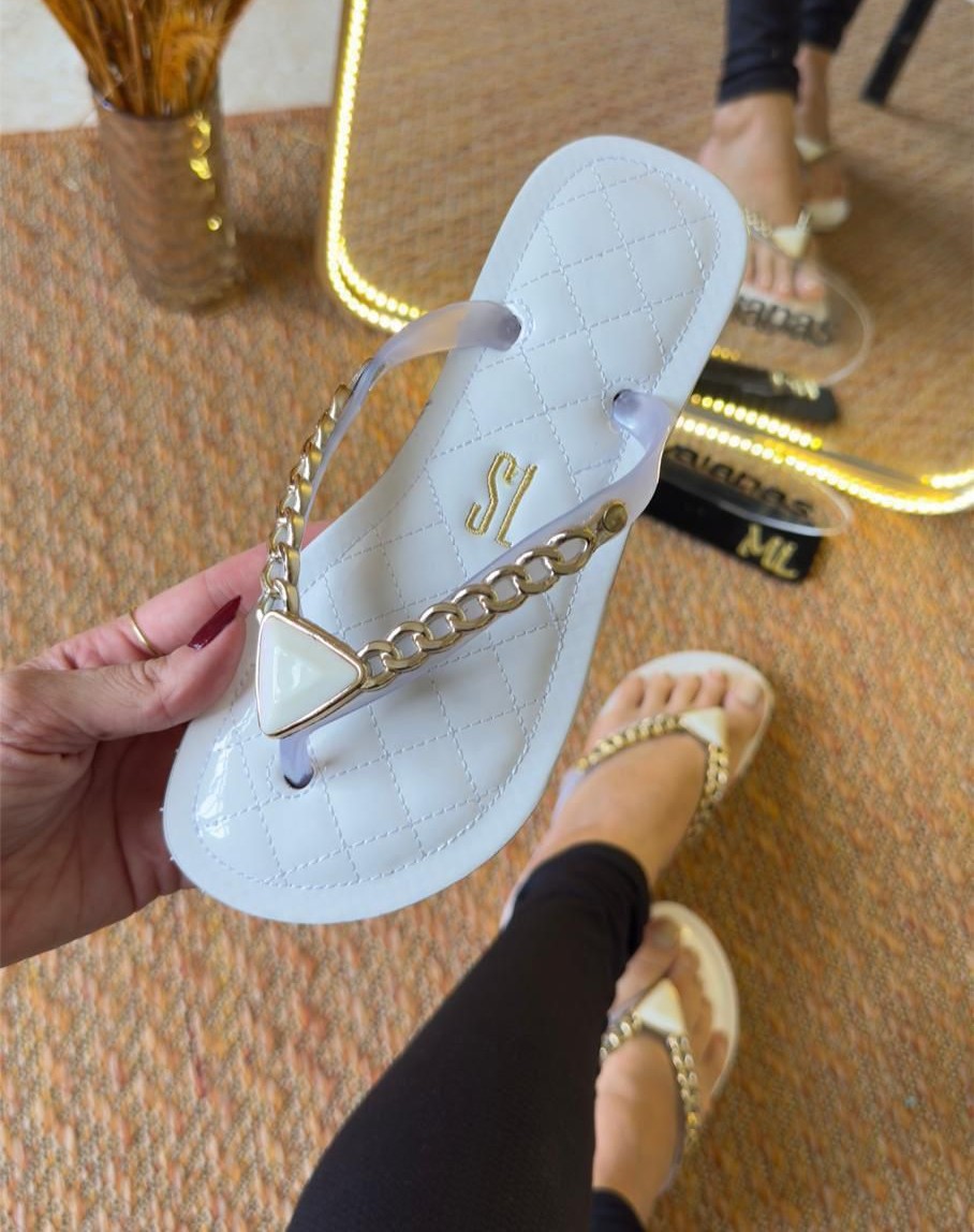 Havaiana branca acolchoada com correntinha dourada